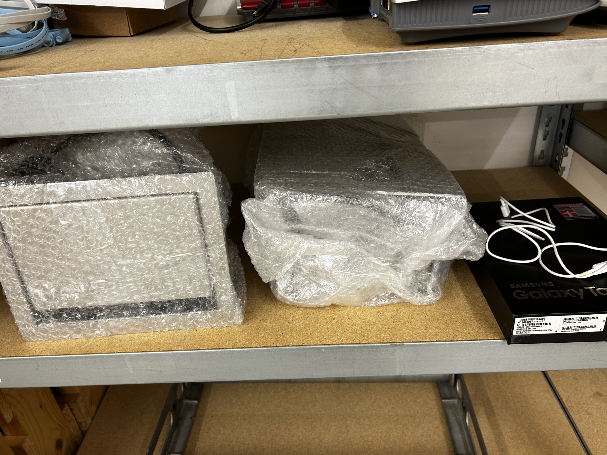 gepflegte, hochwertige Medientechnik sowie Büroausstattung-11