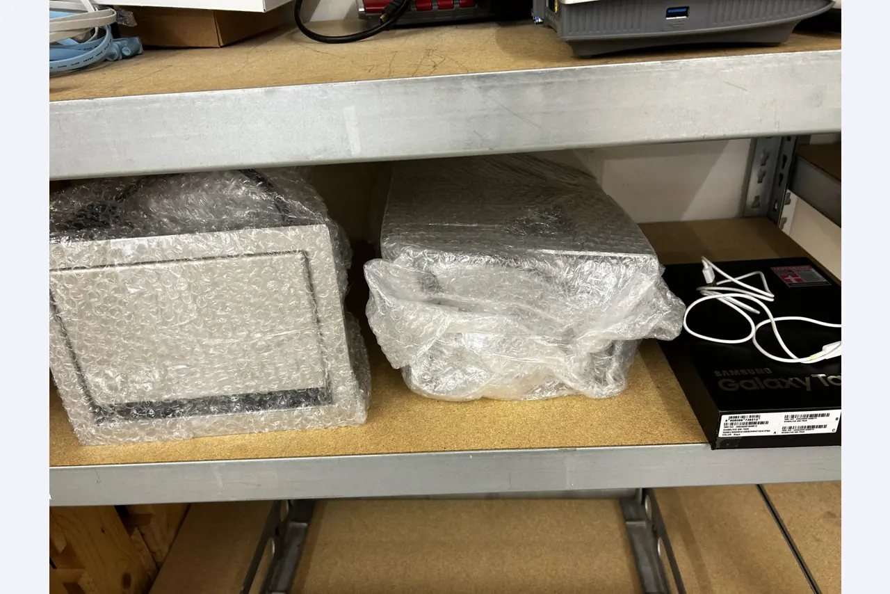 gepflegte, hochwertige Medientechnik sowie Büroausstattung-11