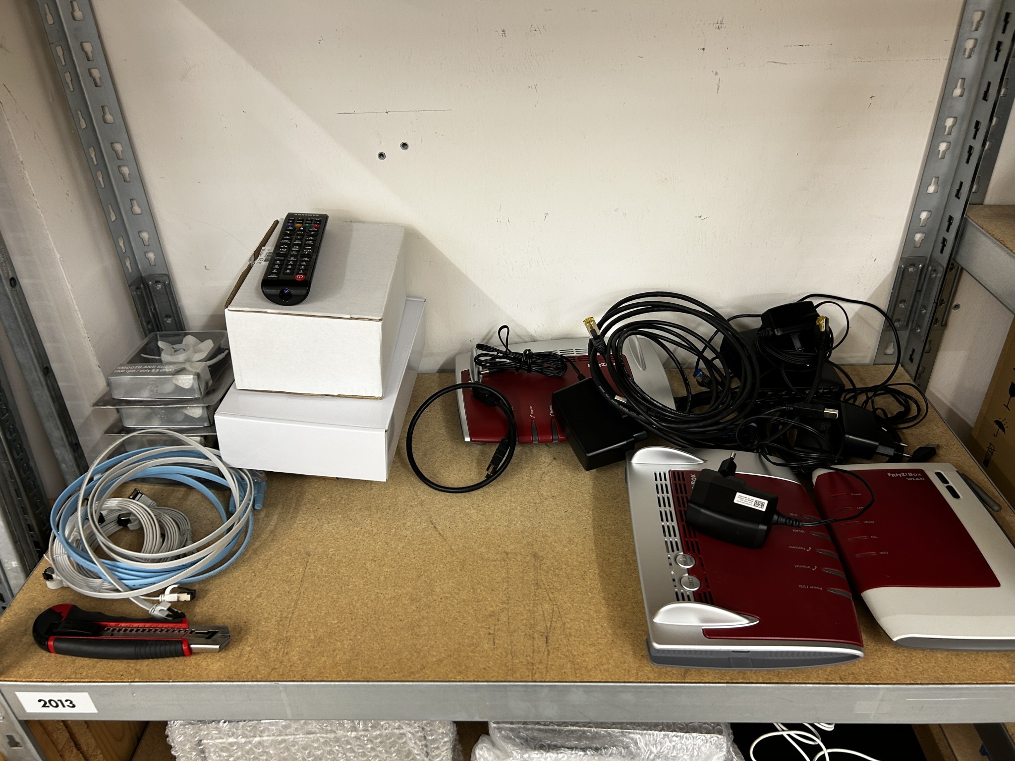 gepflegte, hochwertige Medientechnik sowie Büroausstattung-12