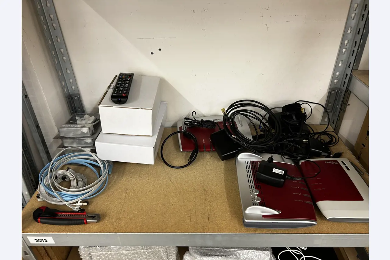 gepflegte, hochwertige Medientechnik sowie Büroausstattung-12