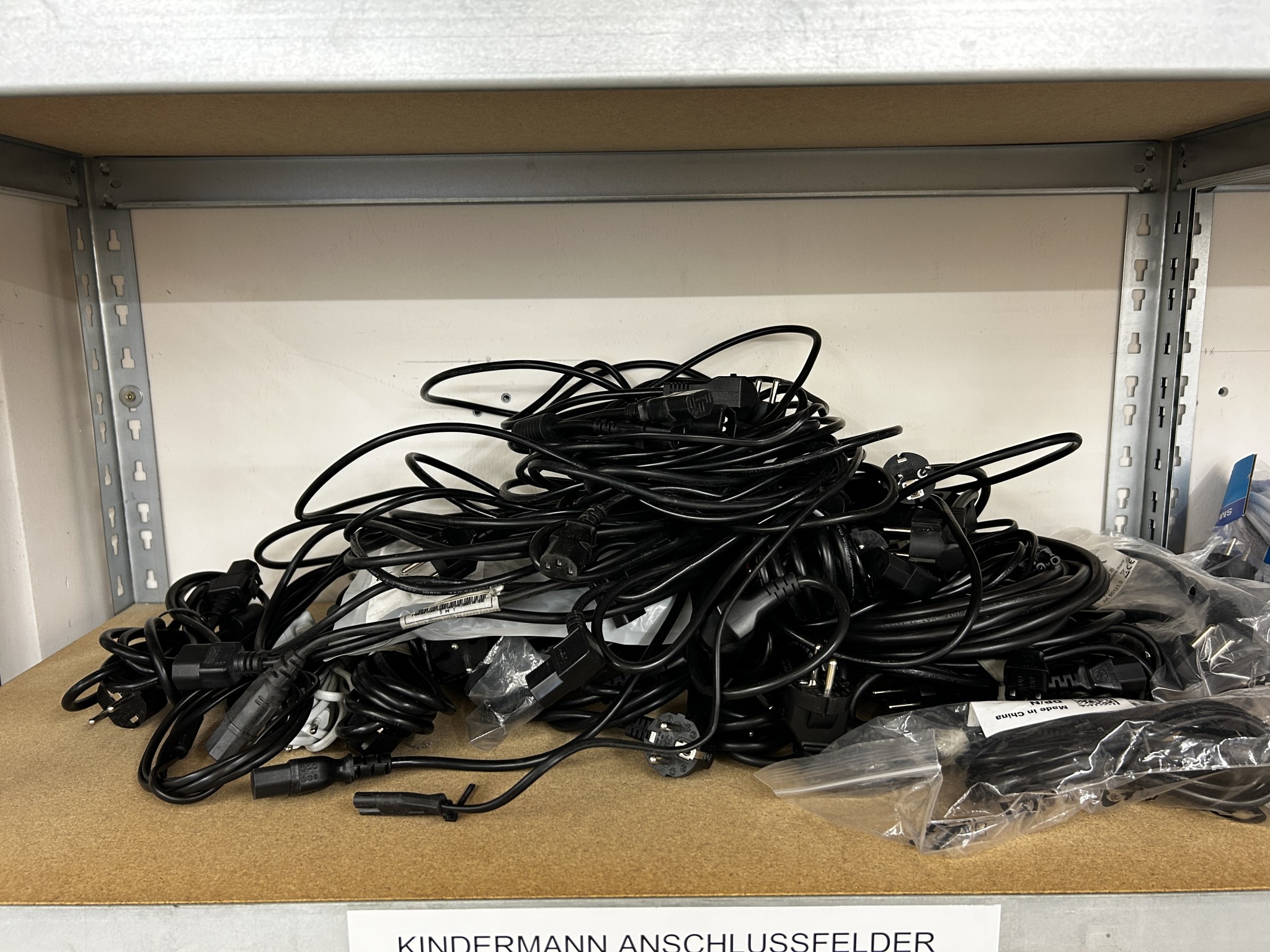 gepflegte, hochwertige Medientechnik sowie Büroausstattung-13