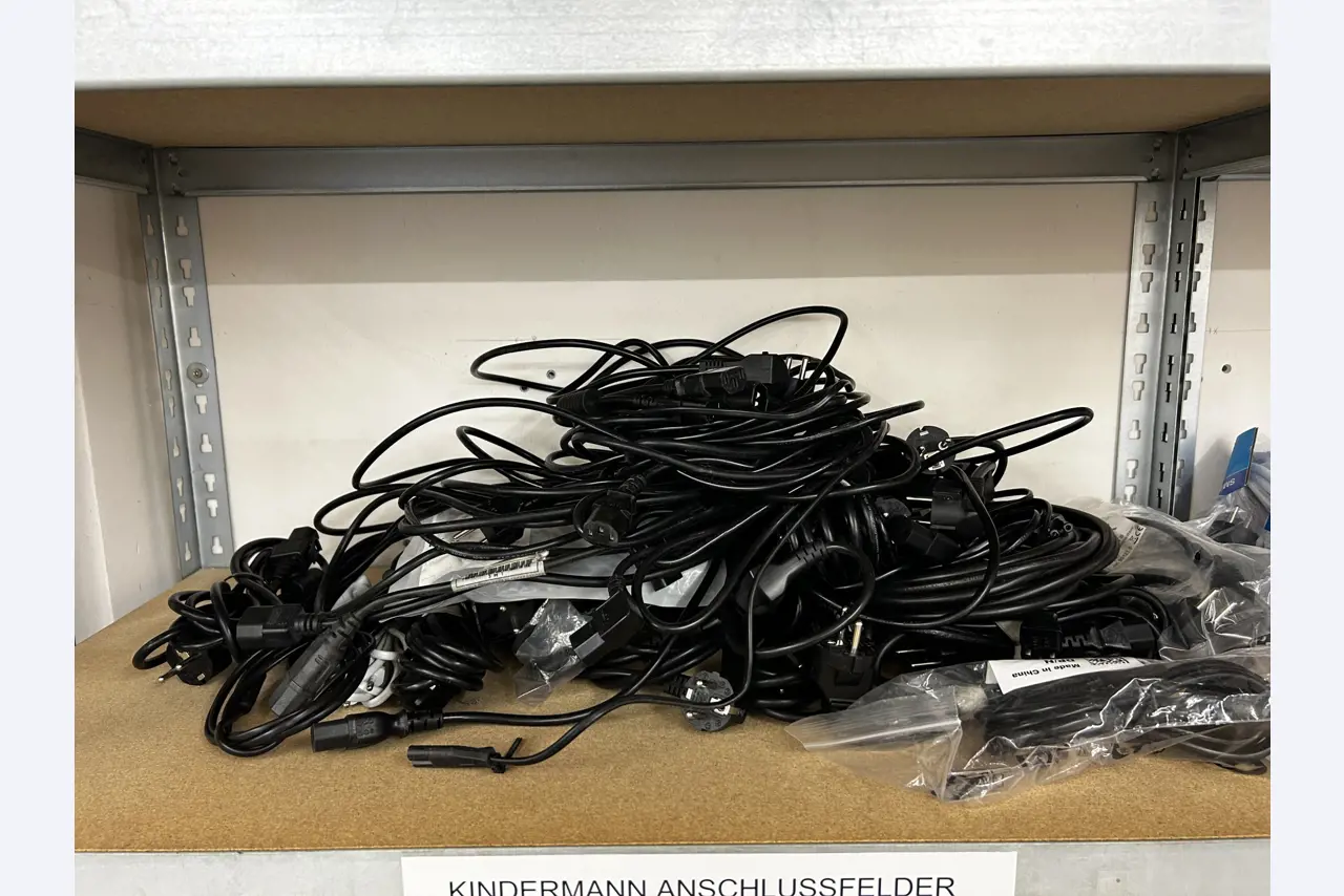 gepflegte, hochwertige Medientechnik sowie Büroausstattung-13