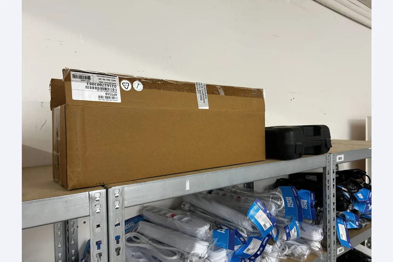 gepflegte, hochwertige Medientechnik sowie Büroausstattung-15