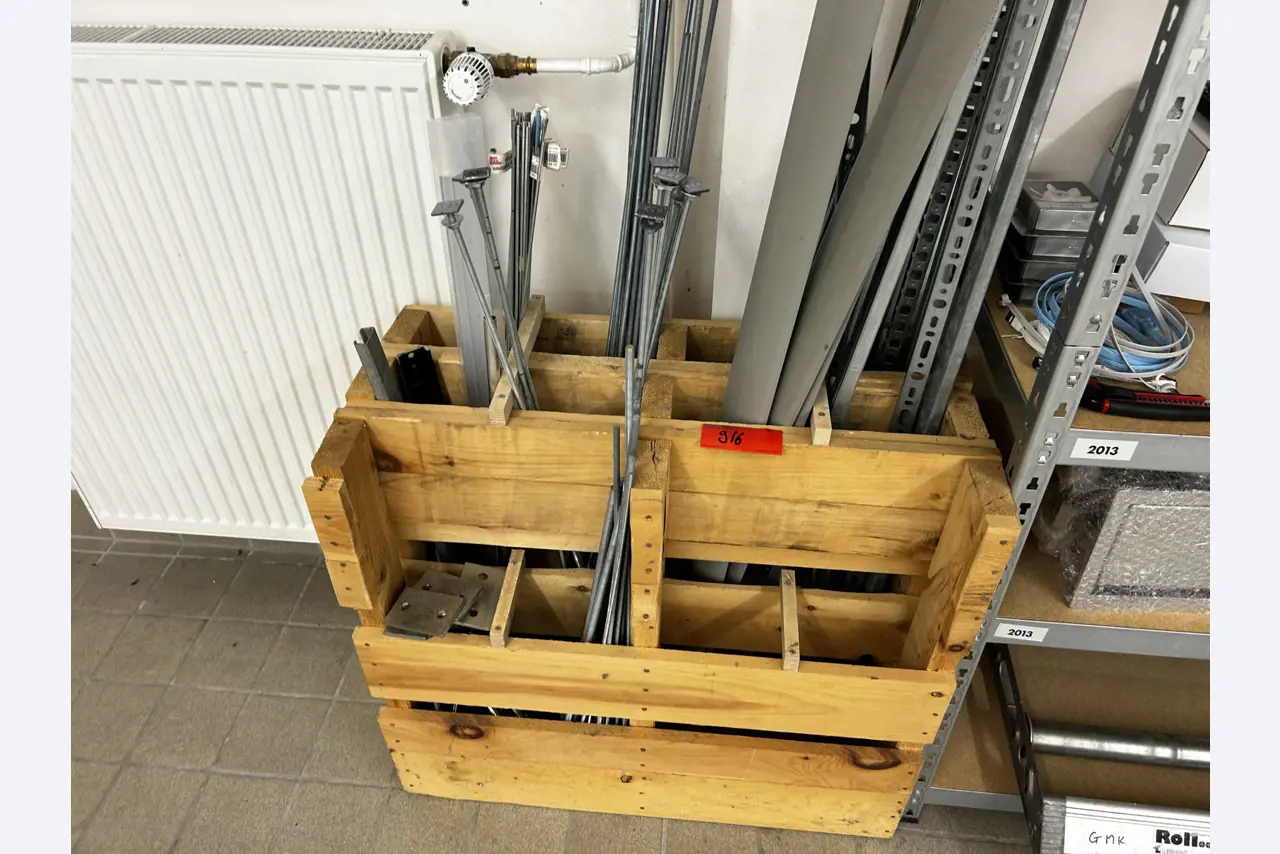 gepflegte, hochwertige Medientechnik sowie Büroausstattung-16