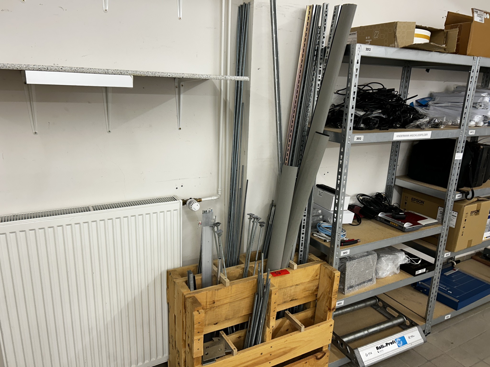 gepflegte, hochwertige Medientechnik sowie Büroausstattung-17