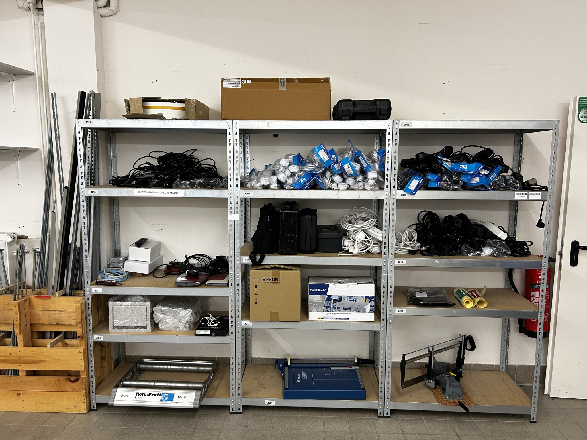 gepflegte, hochwertige Medientechnik sowie Büroausstattung-1