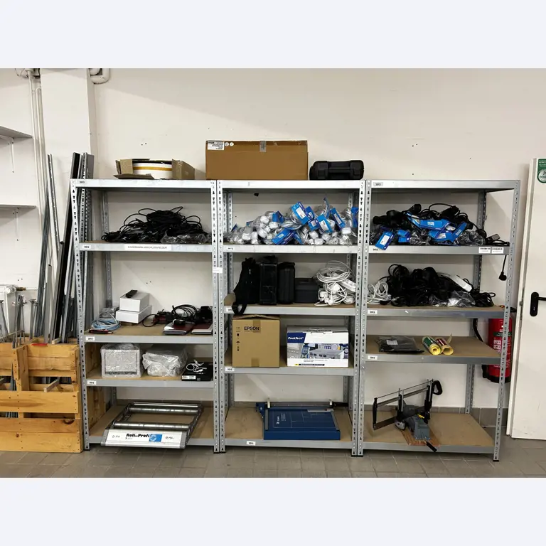 gepflegte, hochwertige Medientechnik sowie Büroausstattung-1