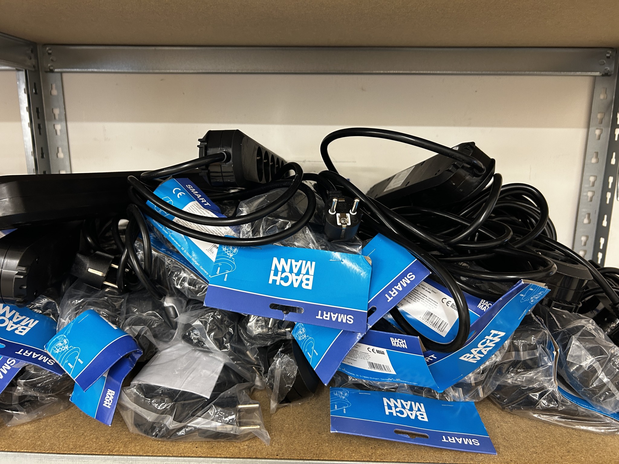 gepflegte, hochwertige Medientechnik sowie Büroausstattung-2