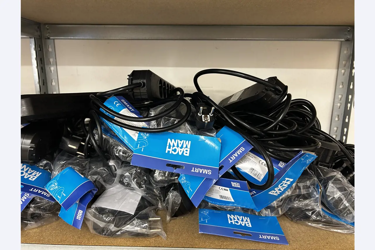 gepflegte, hochwertige Medientechnik sowie Büroausstattung-2