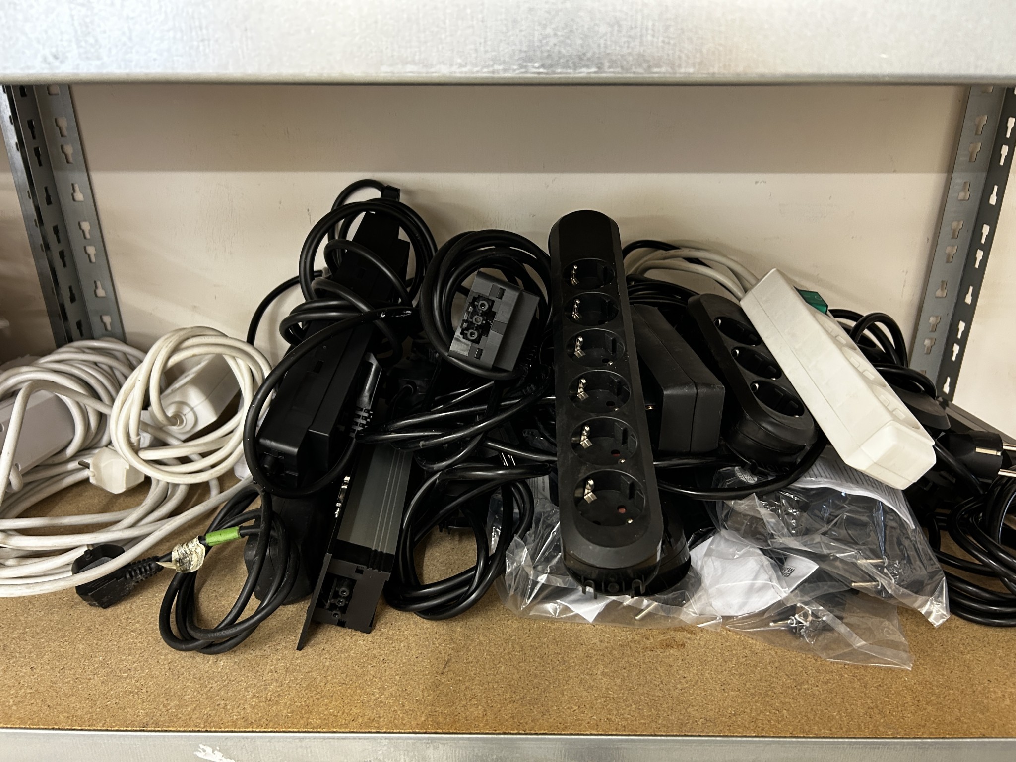 gepflegte, hochwertige Medientechnik sowie Büroausstattung-3