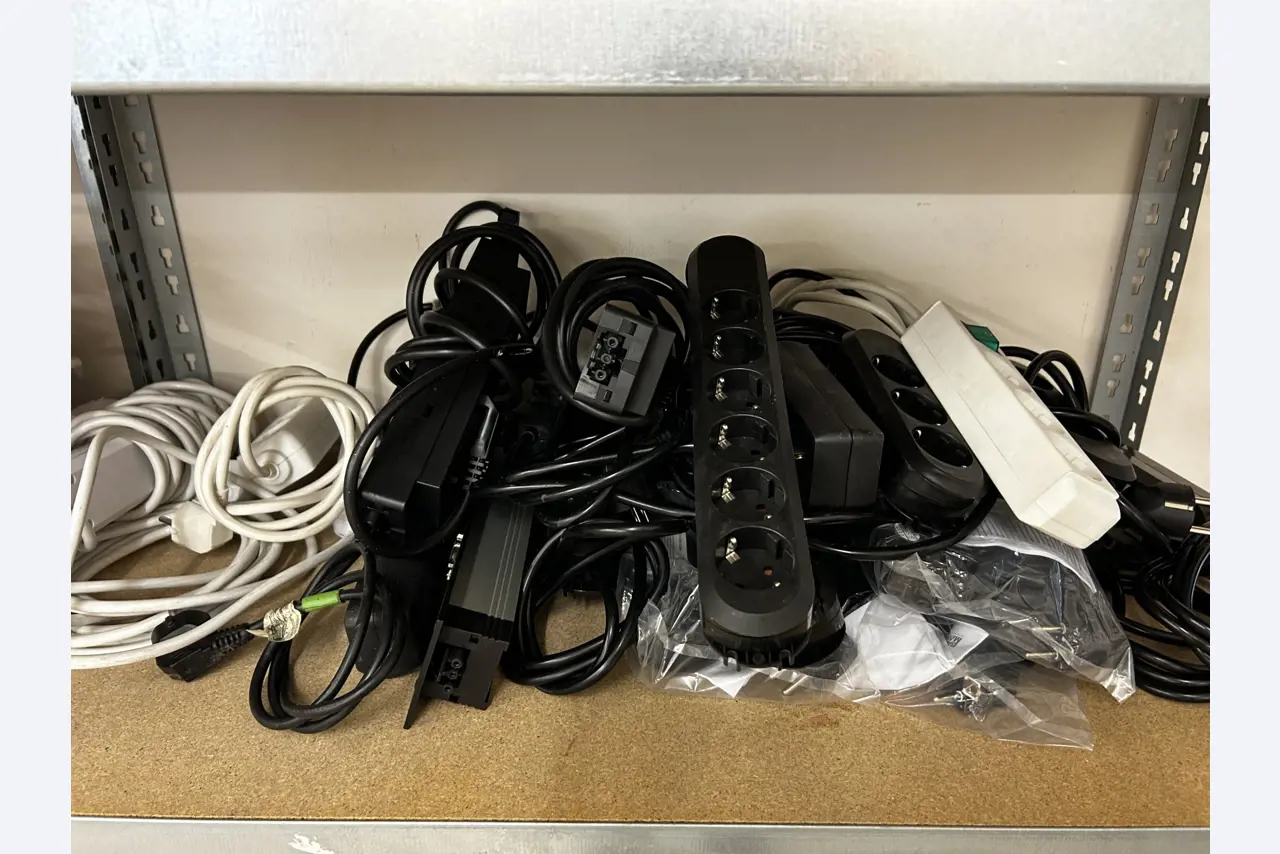 gepflegte, hochwertige Medientechnik sowie Büroausstattung-3