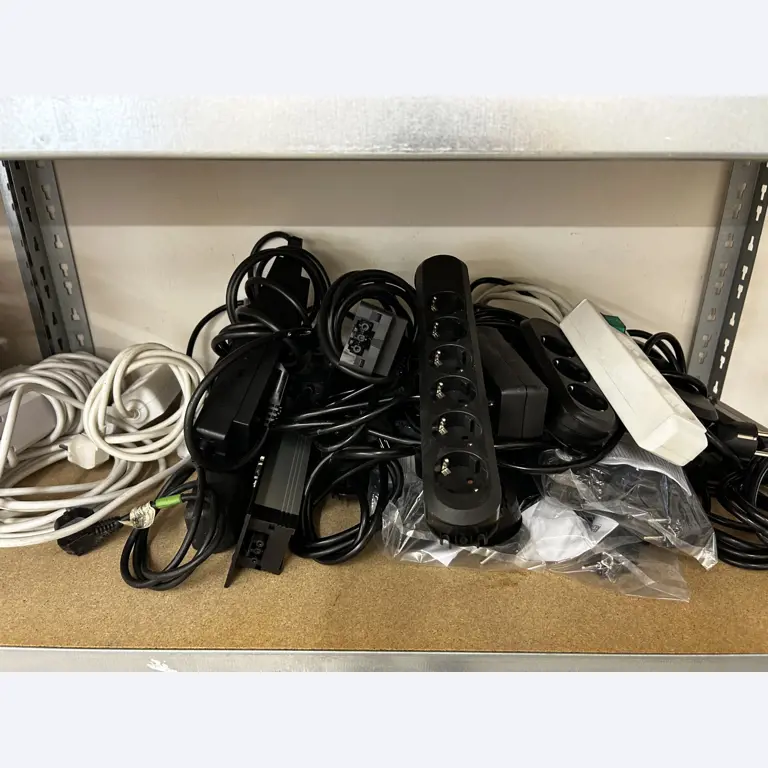 gepflegte, hochwertige Medientechnik sowie Büroausstattung-3