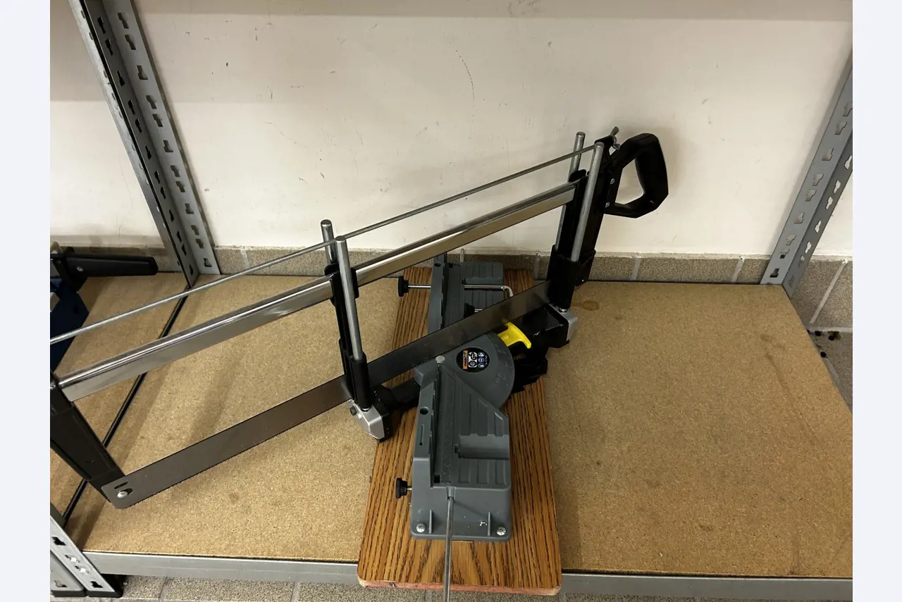 gepflegte, hochwertige Medientechnik sowie Büroausstattung-4