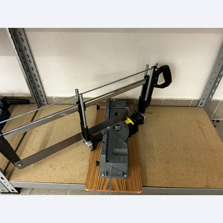 gepflegte, hochwertige Medientechnik sowie Büroausstattung-4