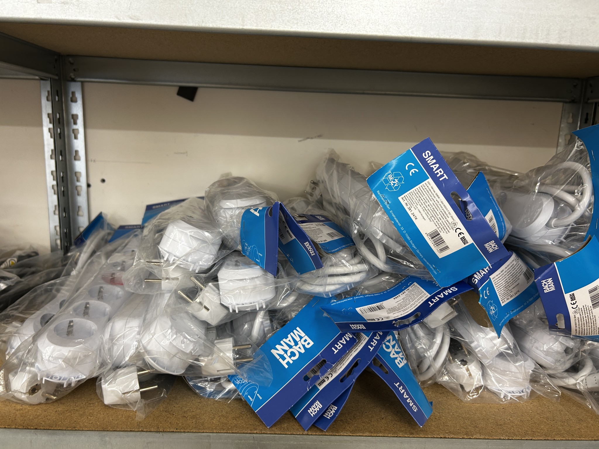 gepflegte, hochwertige Medientechnik sowie Büroausstattung-5