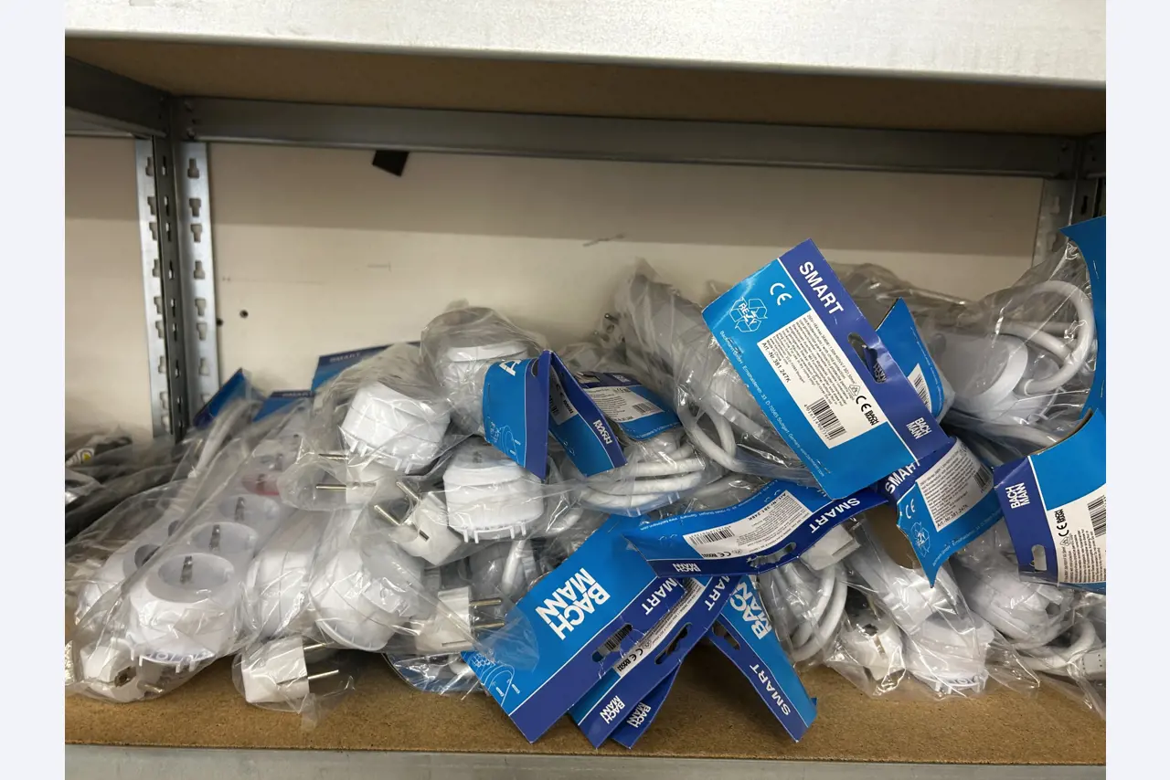 gepflegte, hochwertige Medientechnik sowie Büroausstattung-5