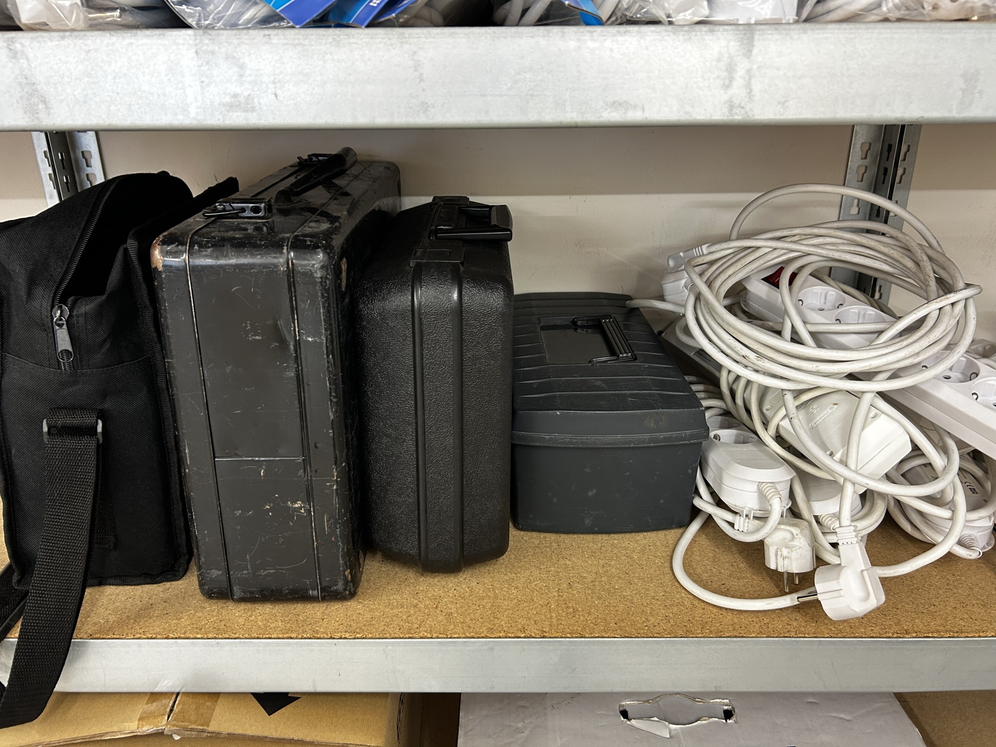 gepflegte, hochwertige Medientechnik sowie Büroausstattung-7