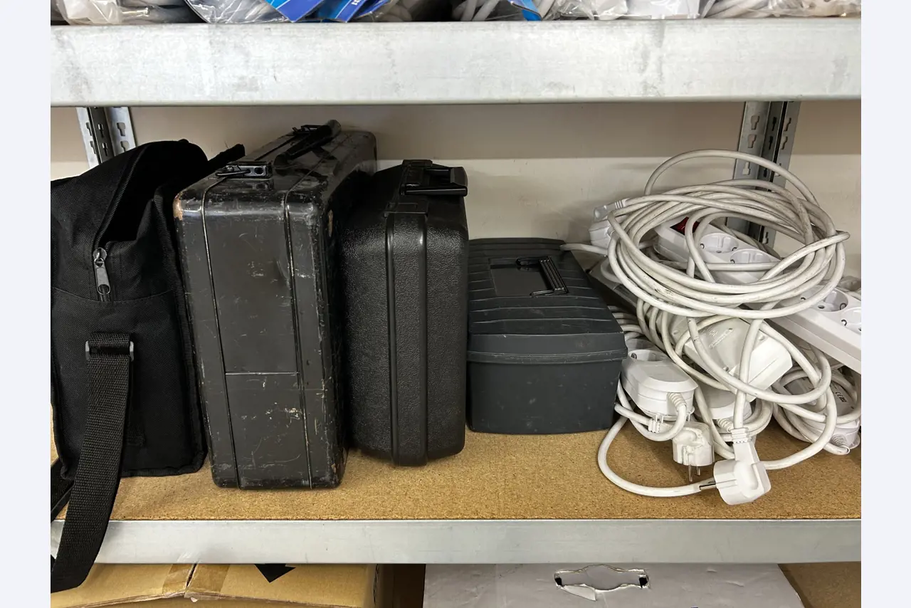 gepflegte, hochwertige Medientechnik sowie Büroausstattung-7