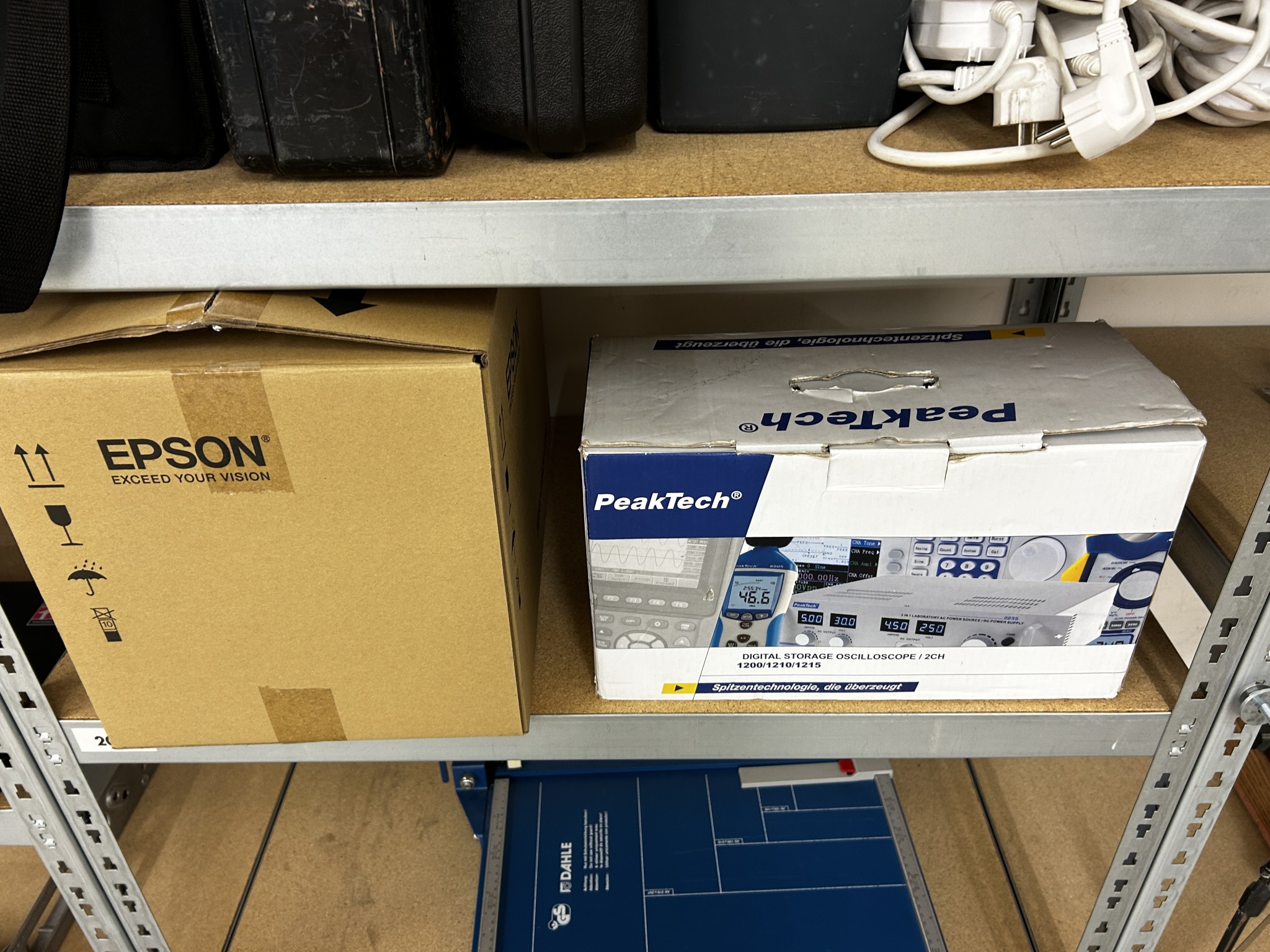 gepflegte, hochwertige Medientechnik sowie Büroausstattung-8