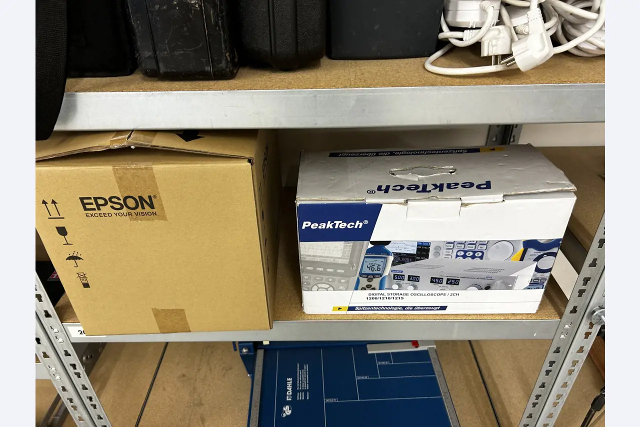 gepflegte, hochwertige Medientechnik sowie Büroausstattung-8