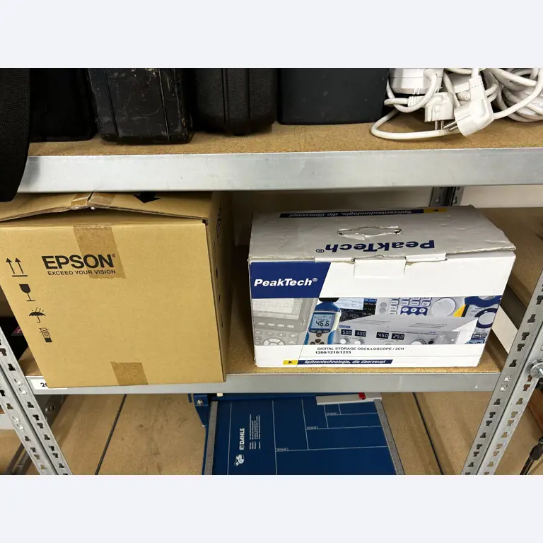 gepflegte, hochwertige Medientechnik sowie Büroausstattung-8