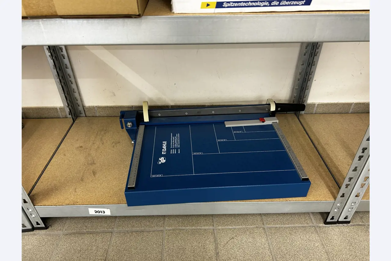 gepflegte, hochwertige Medientechnik sowie Büroausstattung-9