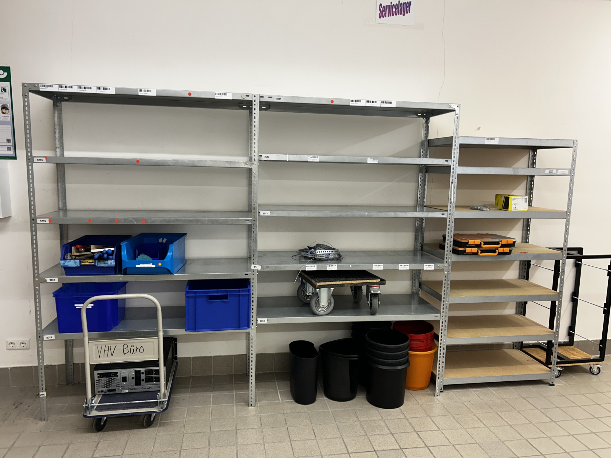 gepflegte, hochwertige Medientechnik sowie Büroausstattung-1