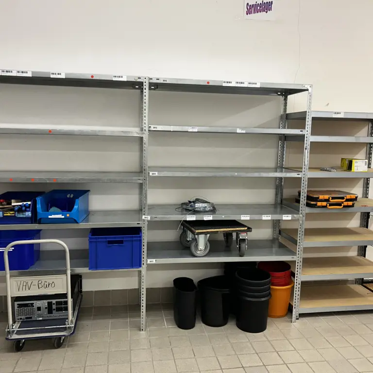 1 Posten Alu-Regale Schneider Electric SMX3000HV