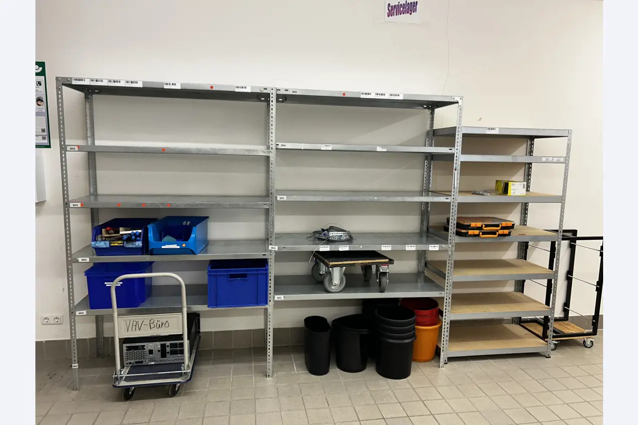 gepflegte, hochwertige Medientechnik sowie Büroausstattung-1