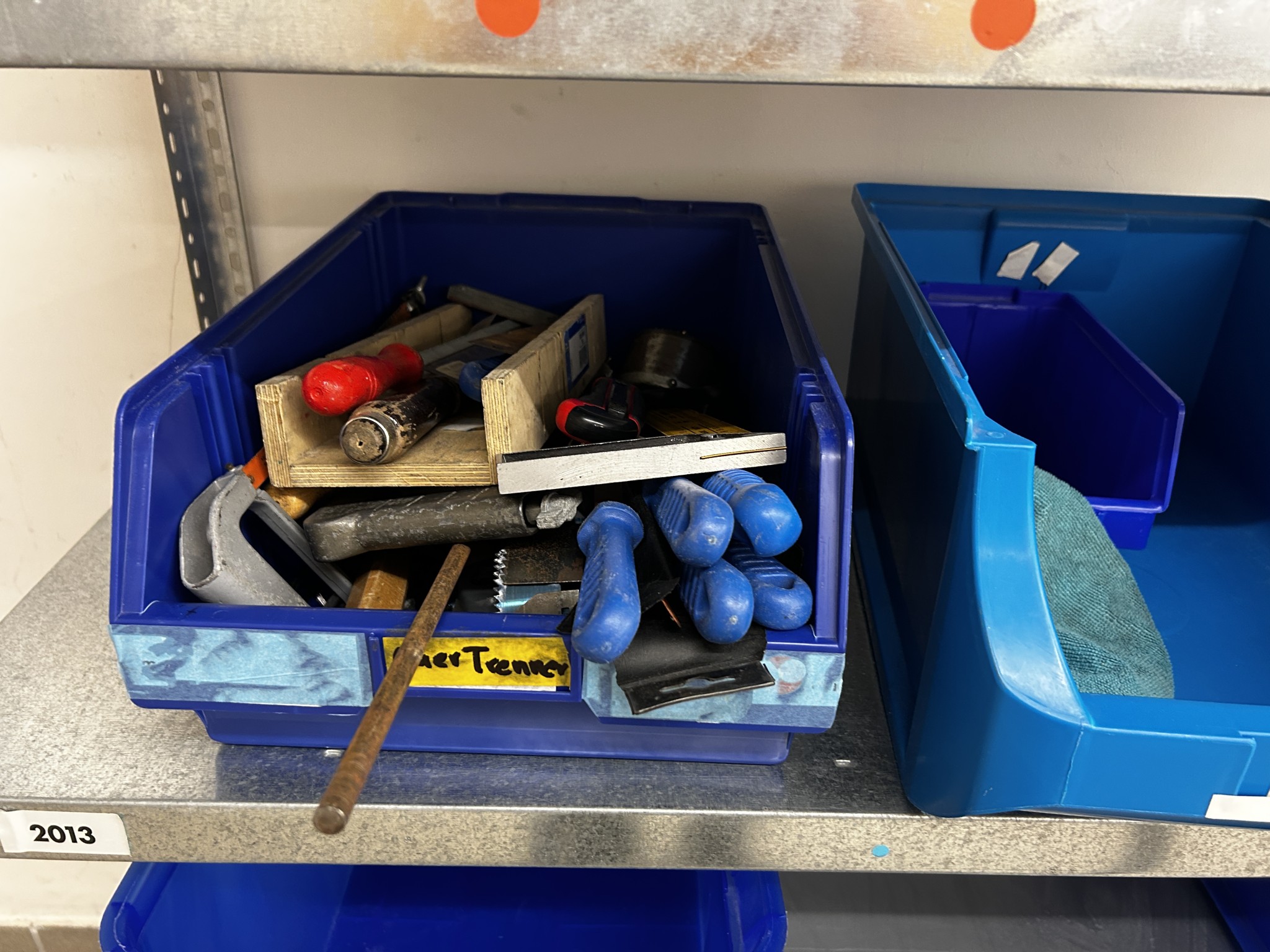 gepflegte, hochwertige Medientechnik sowie Büroausstattung-2