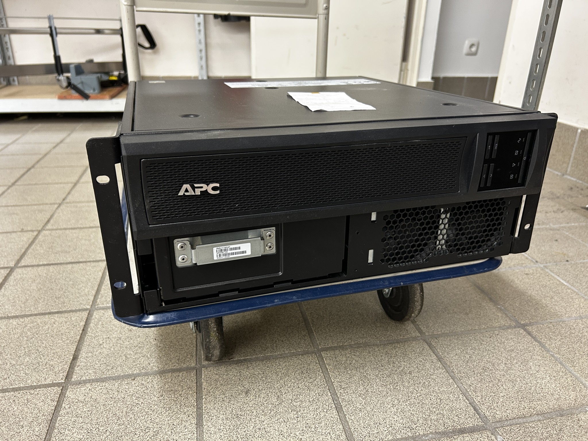 gepflegte, hochwertige Medientechnik sowie Büroausstattung-4