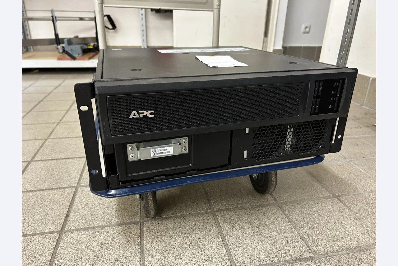 gepflegte, hochwertige Medientechnik sowie Büroausstattung-4