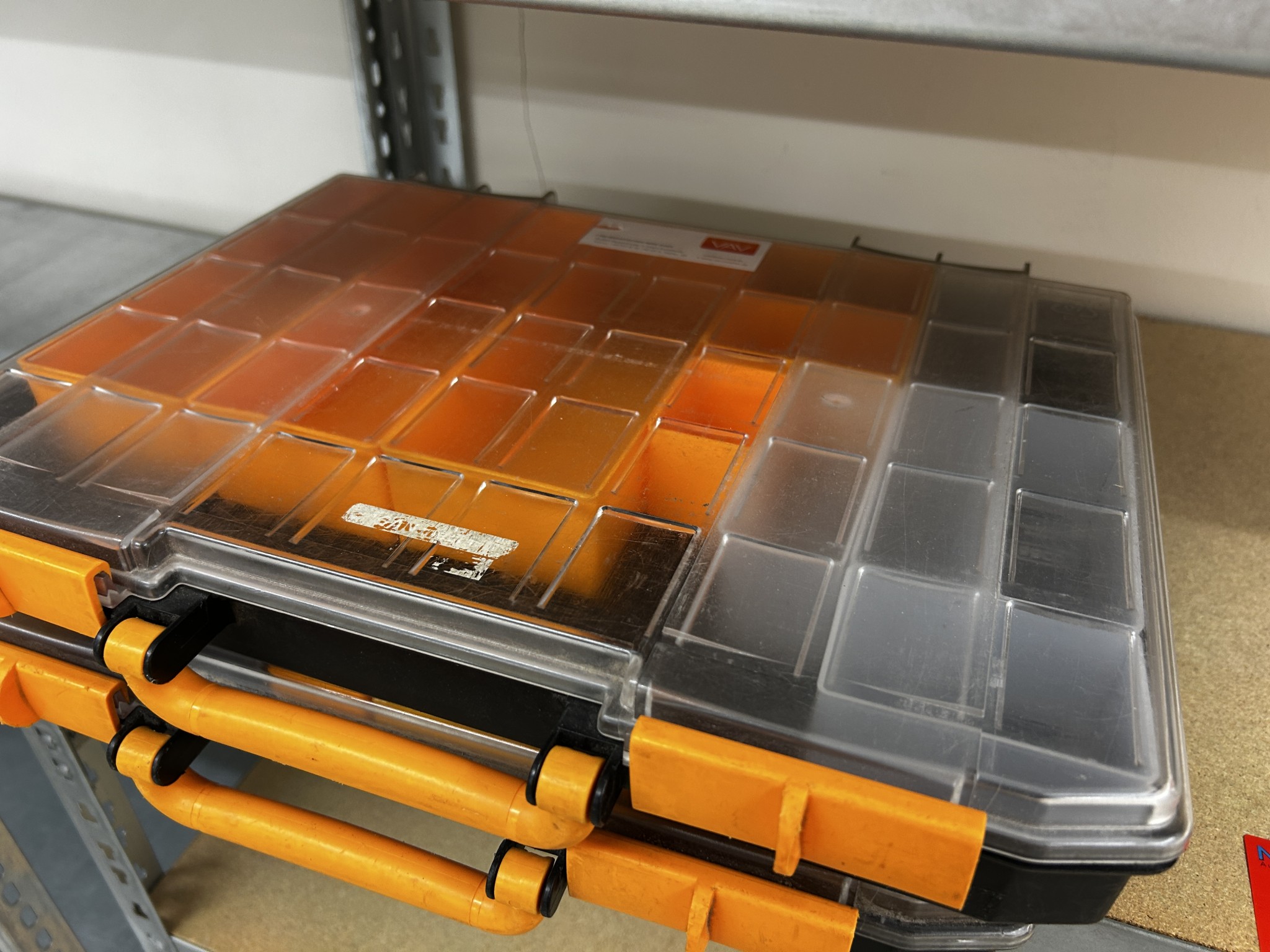 gepflegte, hochwertige Medientechnik sowie Büroausstattung-6