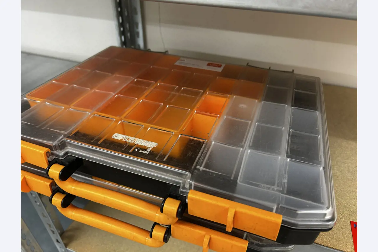 gepflegte, hochwertige Medientechnik sowie Büroausstattung-6