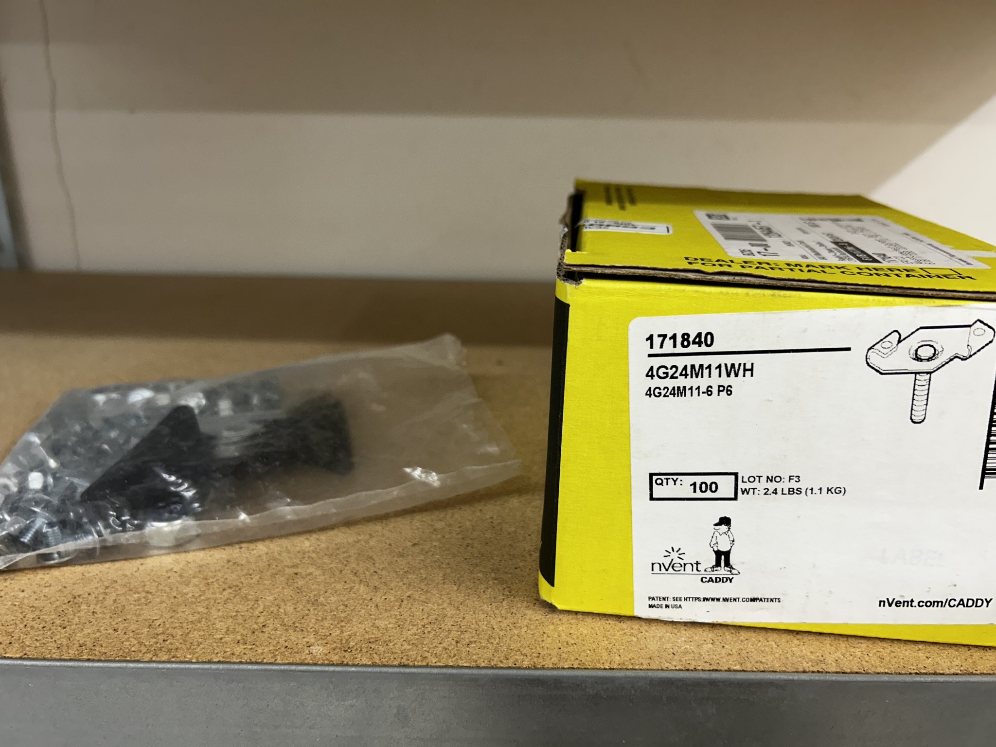 gepflegte, hochwertige Medientechnik sowie Büroausstattung-7