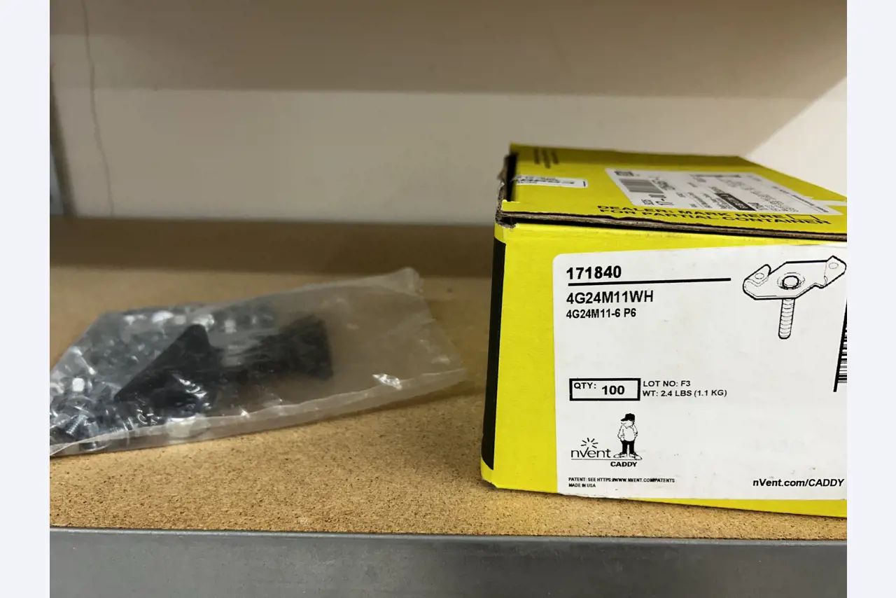 gepflegte, hochwertige Medientechnik sowie Büroausstattung-7