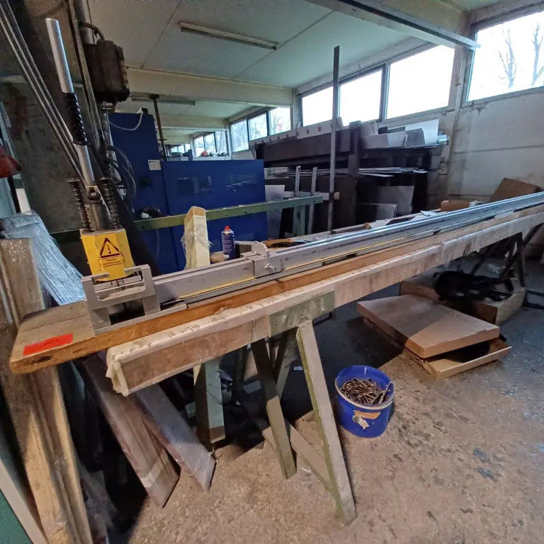 Mullion/transom seal cutting device