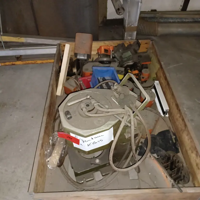 Compressed air punching machine