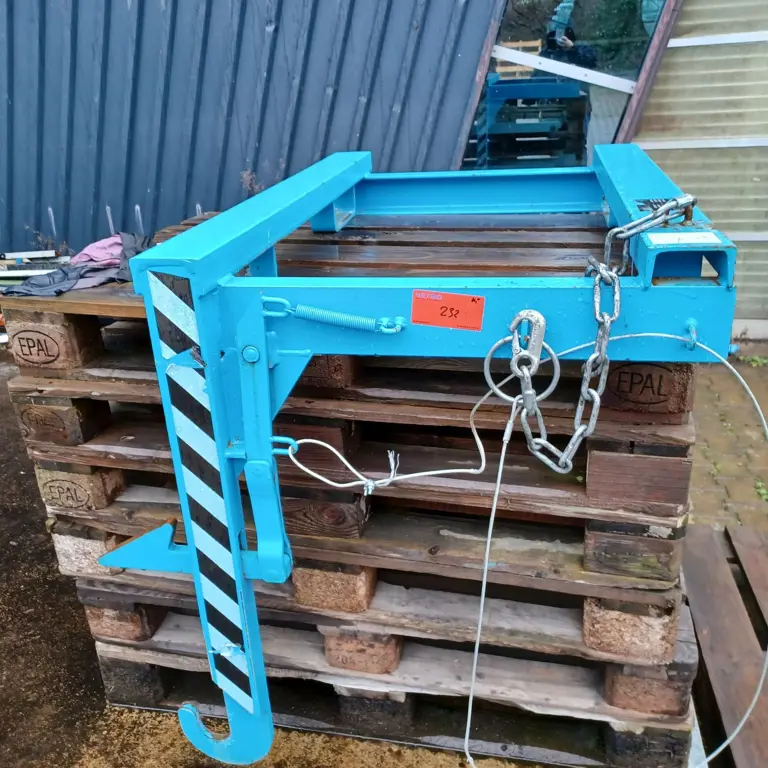 Forklift tipping device