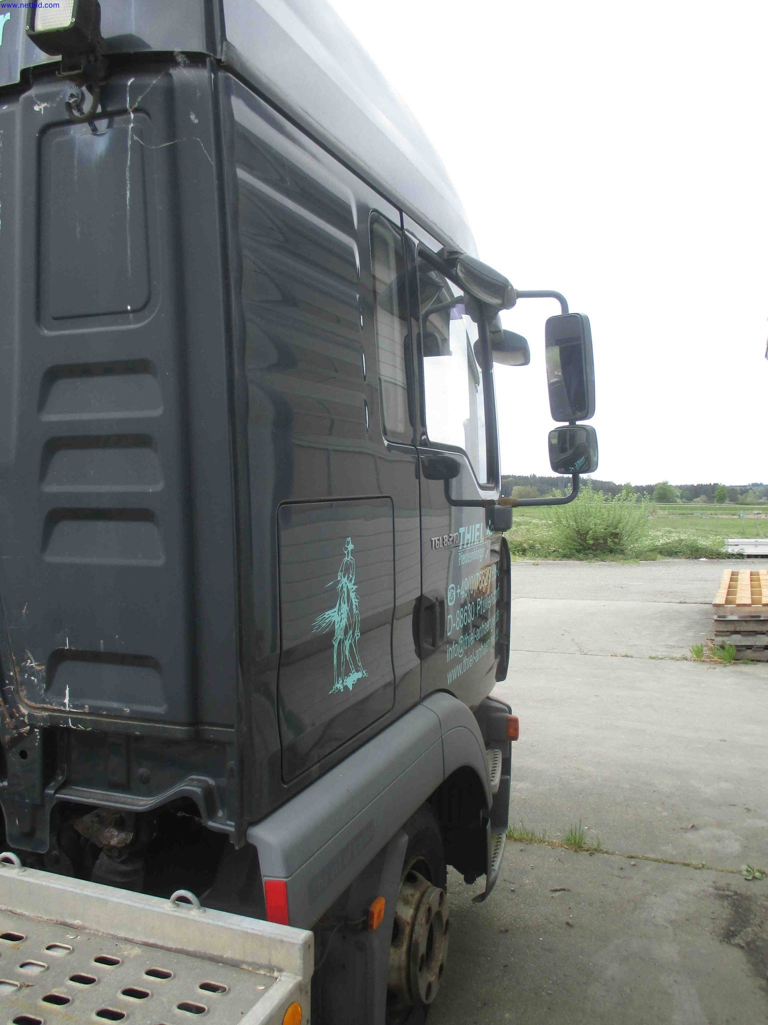 Vehicle construction, horse trailers-14