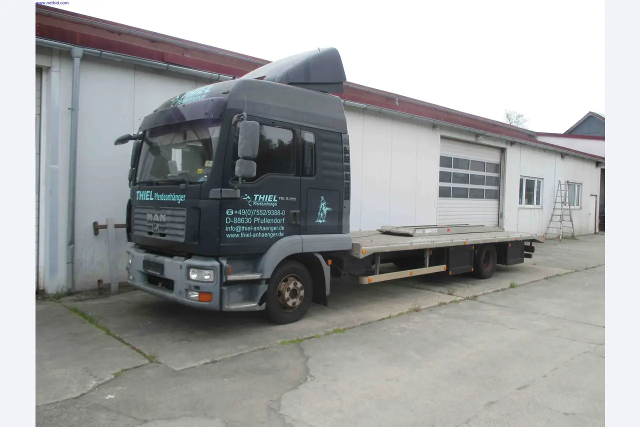 Vehicle construction, horse trailers-1