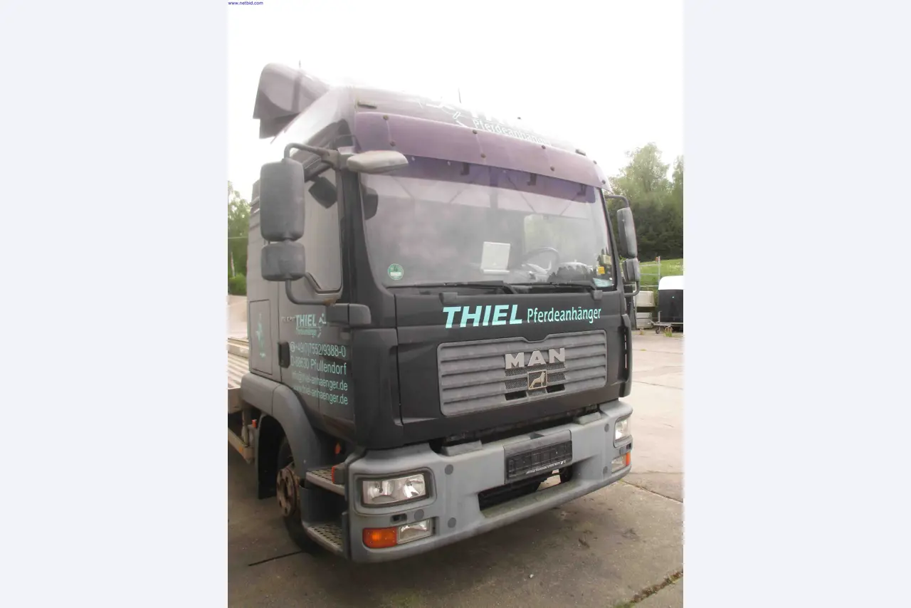 Vehicle construction, horse trailers-3