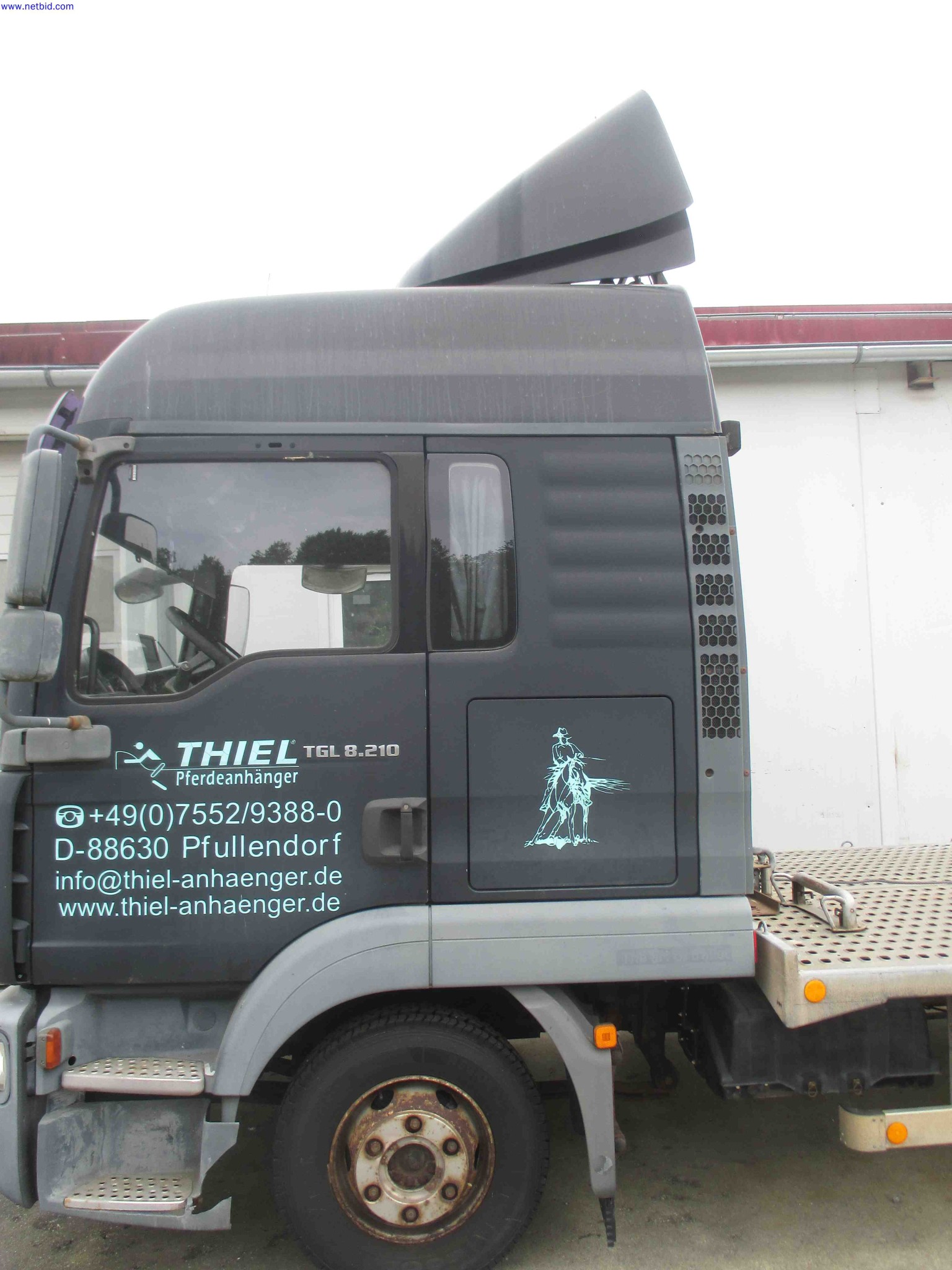 Vehicle construction, horse trailers-7