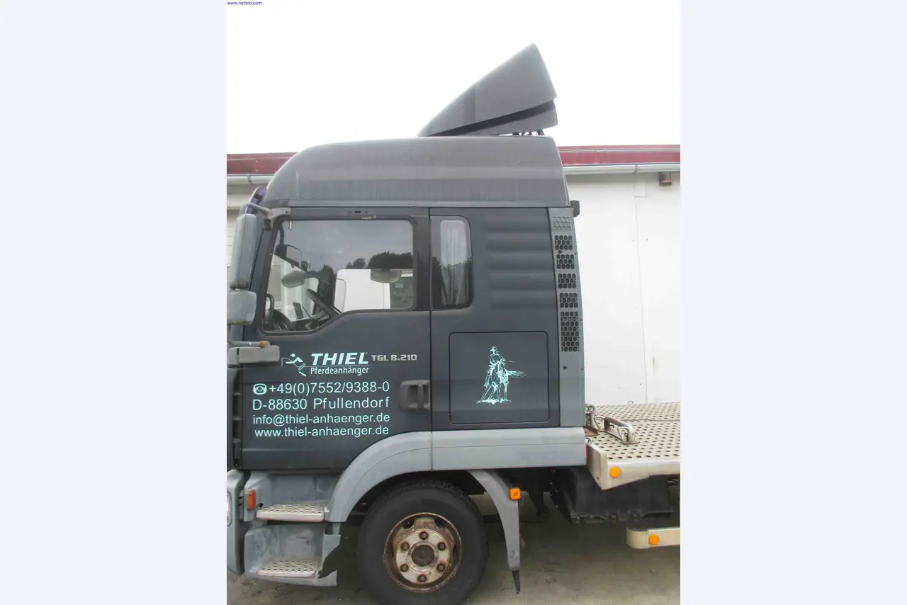 Vehicle construction, horse trailers-7