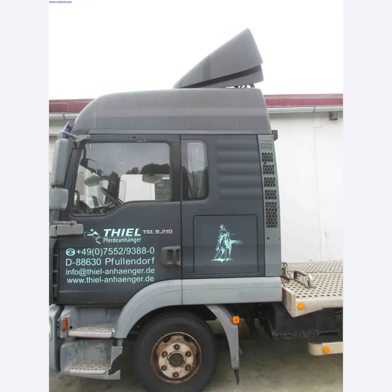 Vehicle construction, horse trailers-7