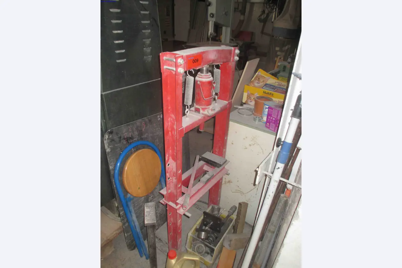Vehicle construction, horse trailers-1