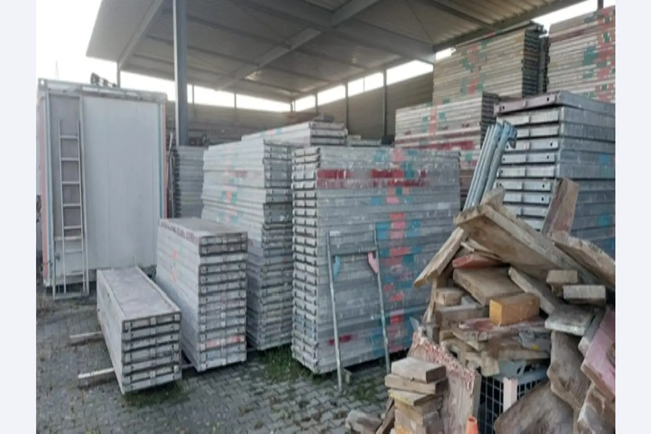 6.400 m² de elementos de andamiaje de fachada con accesorios-1
