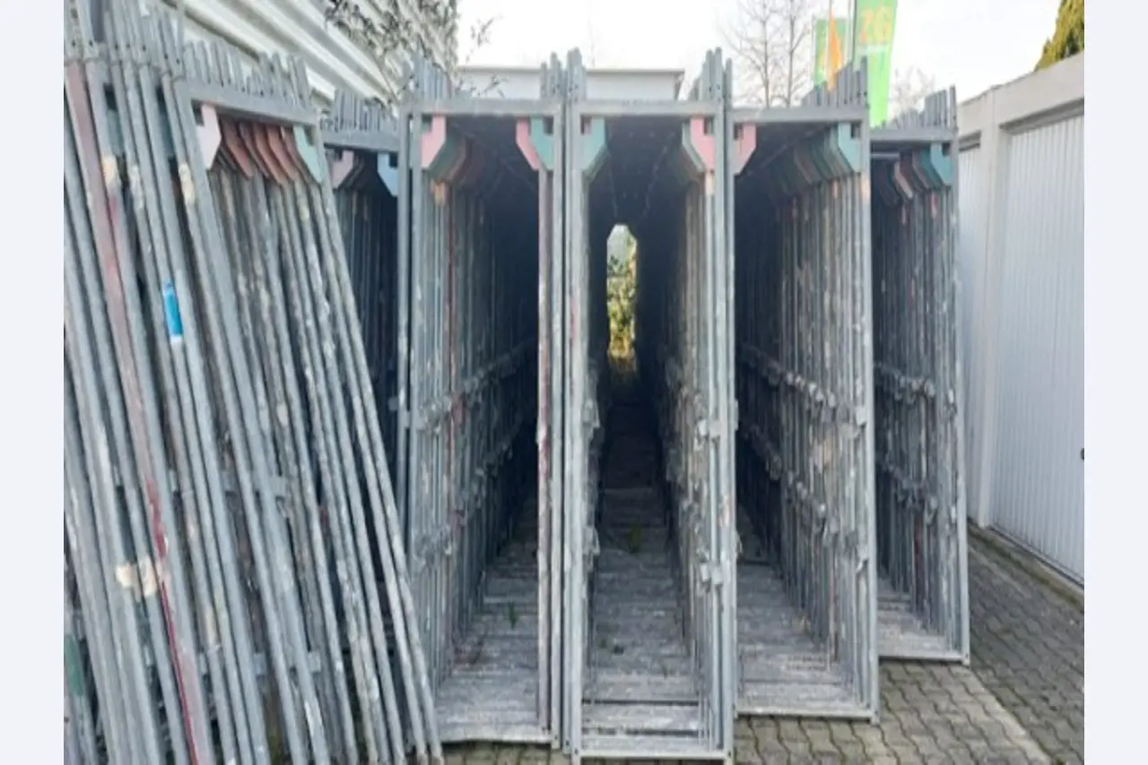 6.400 m² de elementos de andamiaje de fachada con accesorios-4