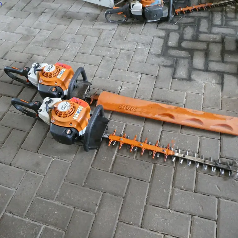 2 Taille-haies à moteur Stihl HS 82 R/RC