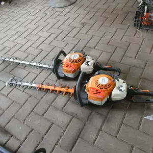 2 Taille-haies à moteur Stihl HS 82 R/RC